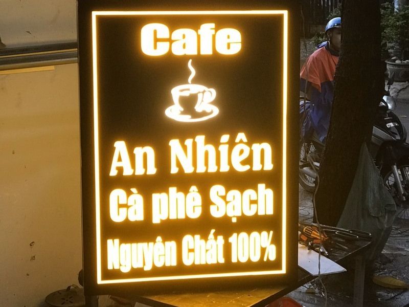 Nhôm Kính Trường Phát là một trong những đơn vị hàng đầu chuyên cung cấp bảng hiệu hộp đèn đứng chất lượng cao