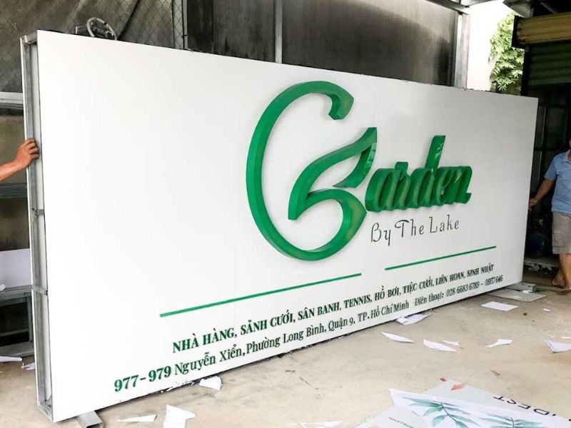 Bảng hiệu mica với bề mặt bóng mịn, dễ gia công và in ấn, mang đến vẻ đẹp sang trọng, hiện đại.