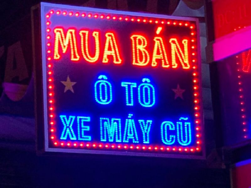 Bảng hiệu đèn LED nổi bật, thu hút mọi ánh nhìn ở nơi đông người.