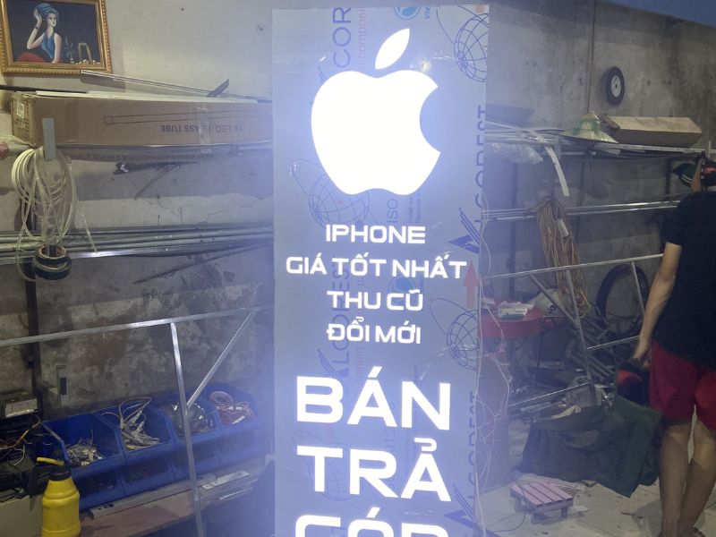 Biển vẫy acrylic hiện đại, bền đẹp, dễ vệ sinh và bảo trì.