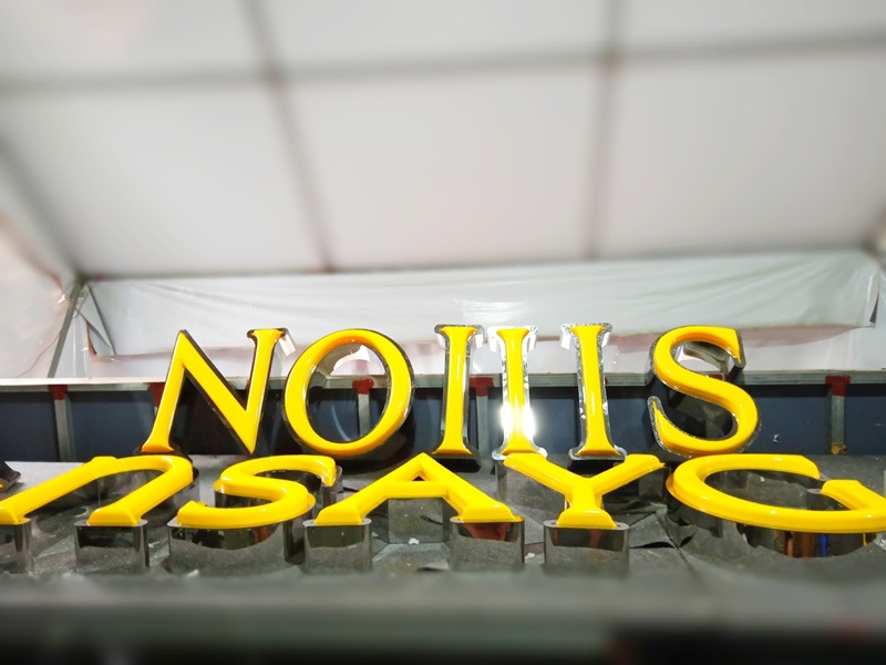 chữ mica hút nổi