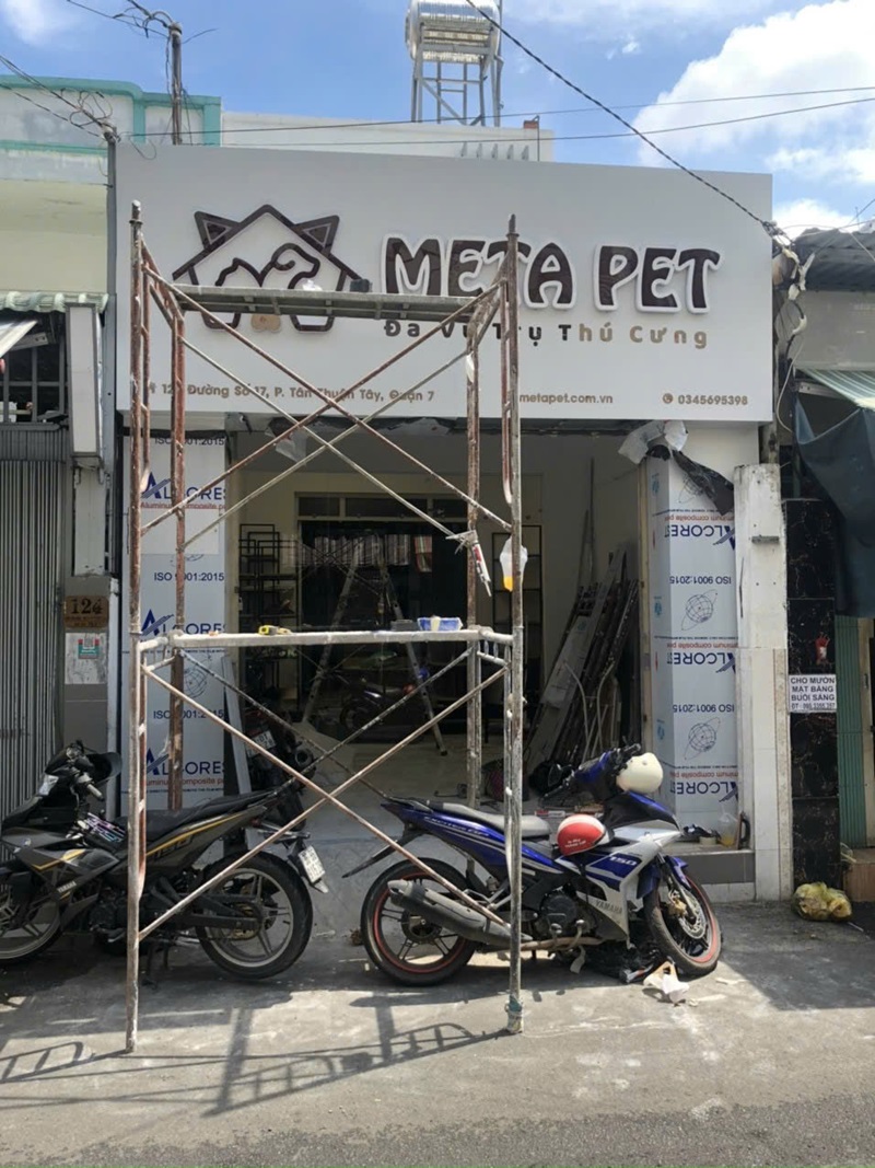 chữ mica hút nổi