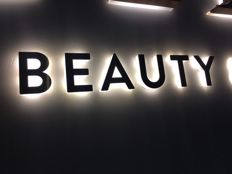 chữ nổi inox hắt chân