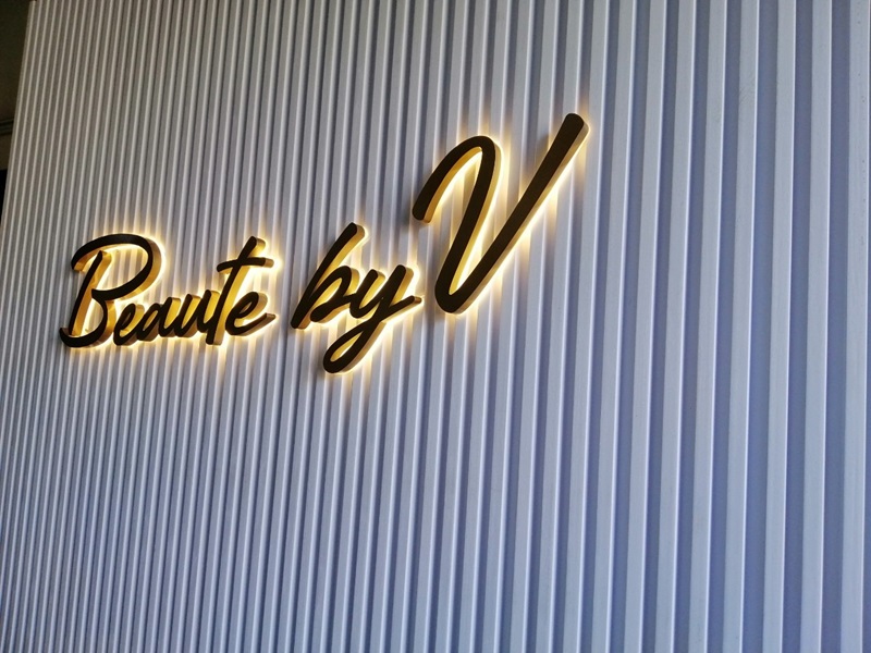 chữ nổi inox hắt chân