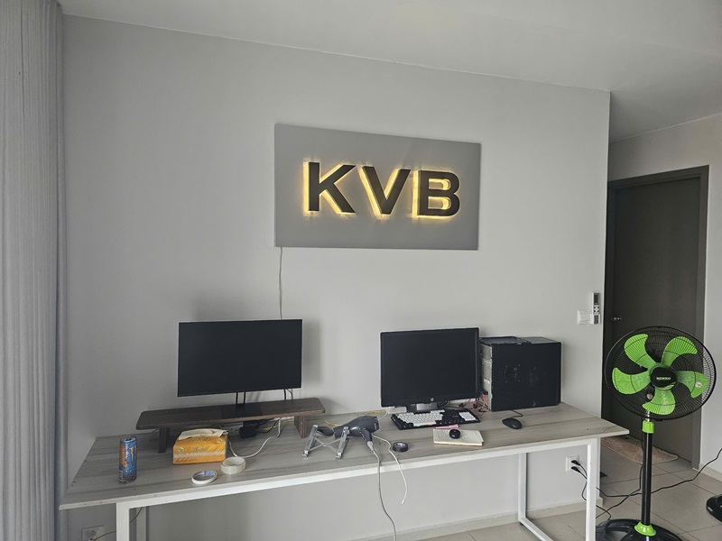 chữ nổi inox hắt chân