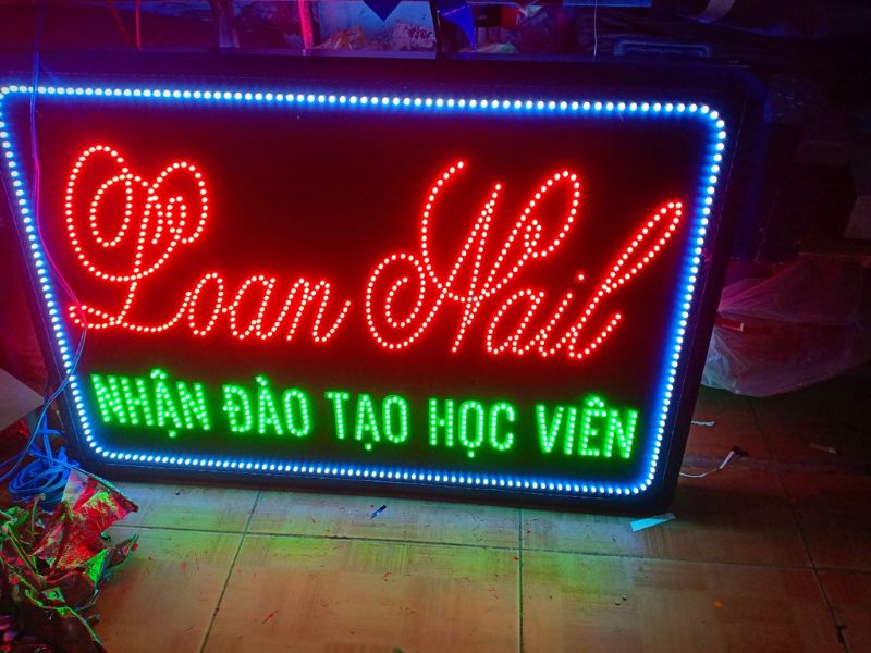 Bảng hiệu đèn LED nổi bật, thu hút mọi ánh nhìn ở nơi đông người.