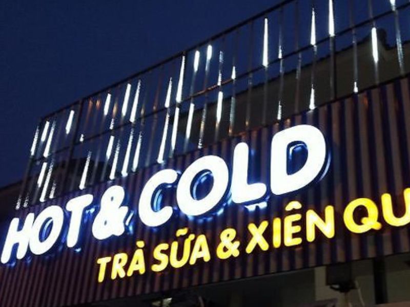 Bảng hiệu LED chữ nổi sử dụng đèn LED để chiếu sáng từ phía sau các chữ, tạo ra hiệu ứng nổi bật và thu hút. 