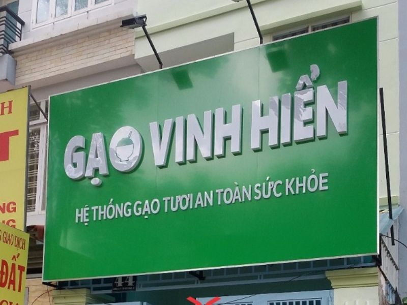 Bảng hiệu mica bóng mịn, dễ gia công, tạo nét sang trọng, hiện đại.
