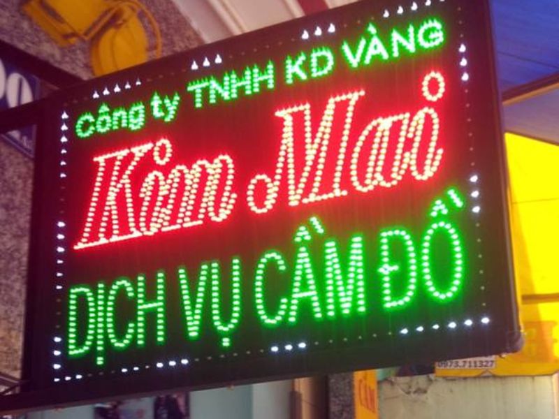 Bảng hiệu đèn LED nổi bật, thu hút mọi ánh nhìn ở nơi đông người.