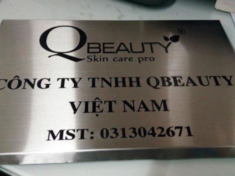 Inox chống ăn mòn, giữ bảng hiệu bền đẹp dưới mọi thời tiết.