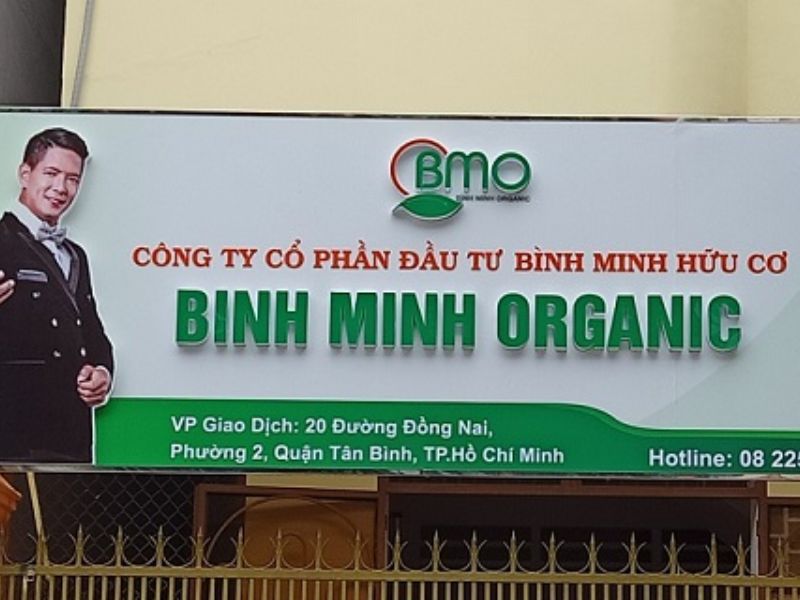 Bảng hiệu ngoài trời cần khung chắc chắn để chịu gió mạnh, mưa bão.