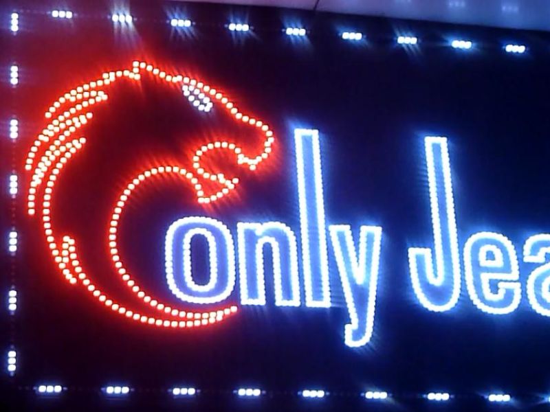 Khi đèn LED bị hỏng cần thay thế để bảng quảng cáo hoạt động tốt