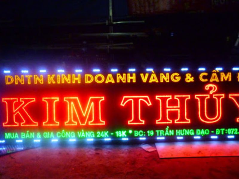 Điều chỉnh độ sáng của biển quảng cáo để phù hợp với môi trường xung quanh.